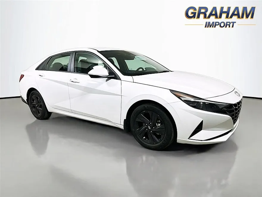 2022 Hyundai Elantra SEL photo 1