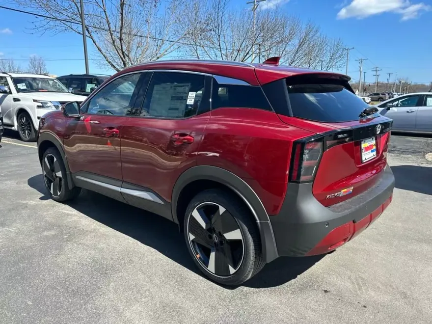 2025 Nissan Kicks SR photo 1