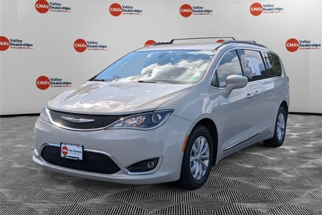 2017 Chrysler Pacifica Touring L photo 1