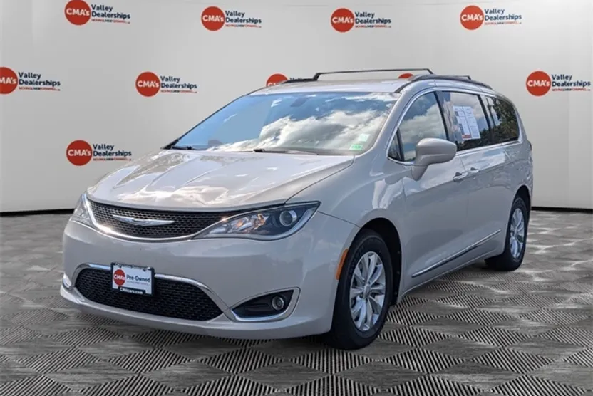 2017 Chrysler Pacifica Touring L photo 1
