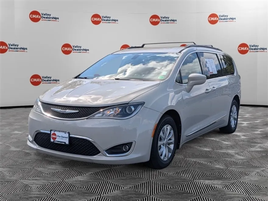 2017 Chrysler Pacifica Touring L photo 1