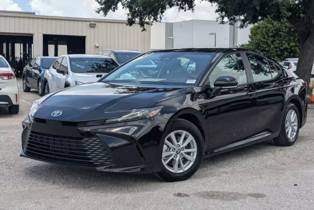 2025 Toyota Camry LE SE photo 1