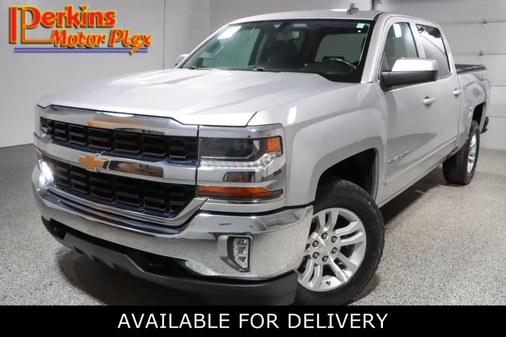 2018 Chevrolet Silverado LT photo 1
