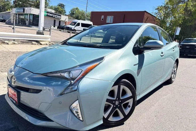 2018 Toyota Prius Three Touring photo 1
