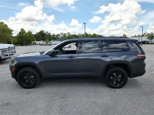 2025 Jeep Grand Cherokee Altitude photo 4