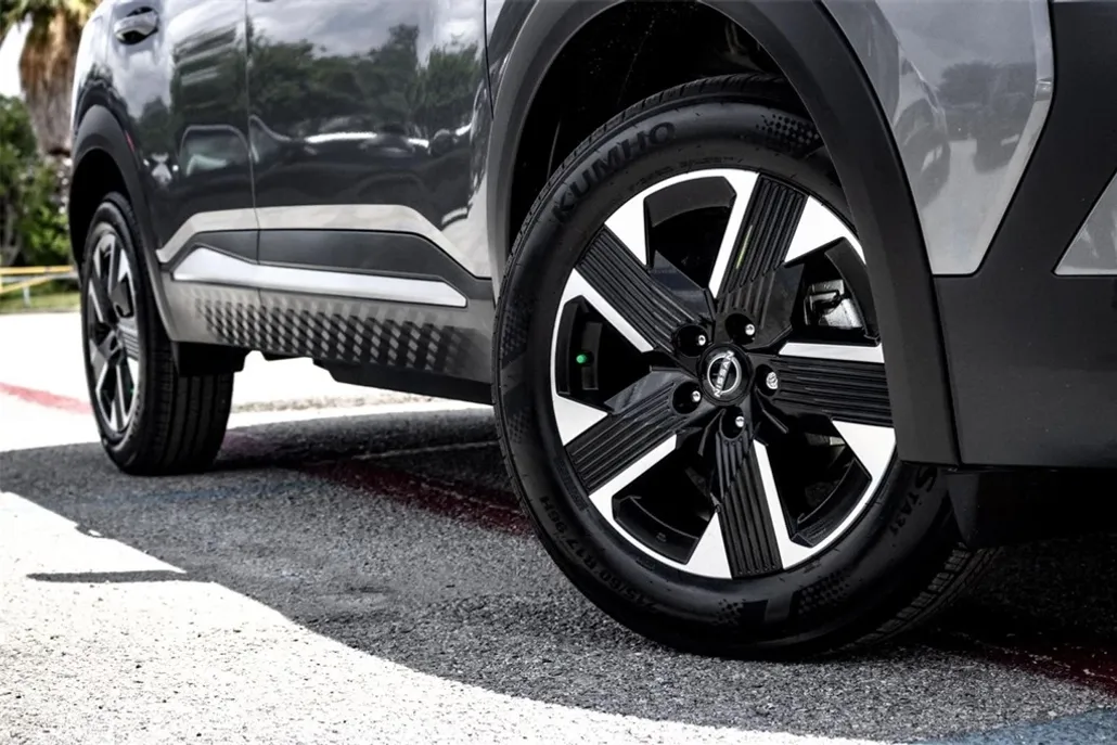 2025 Nissan Kicks SV photo 1