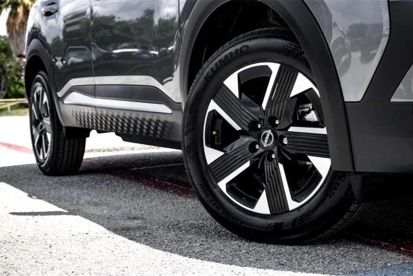 2025 Nissan Kicks SV photo 1