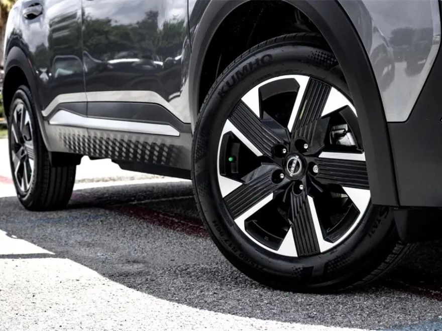 2025 Nissan Kicks SV photo 1