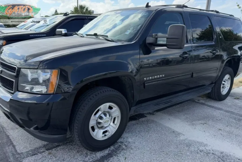 2013 Chevrolet Suburban LT photo 1