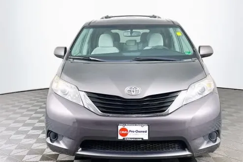 2015 Toyota Sienna LE photo 2
