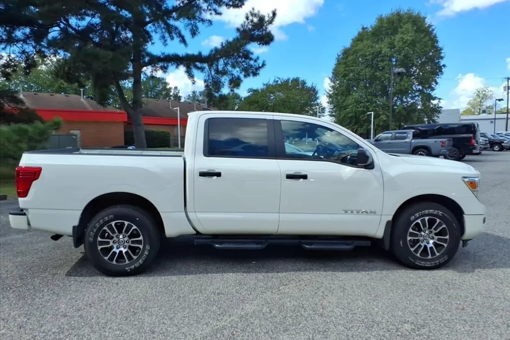 2022 Nissan Titan SV photo 1