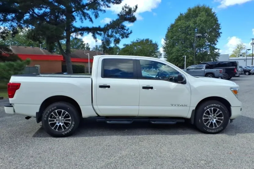 2022 Nissan Titan SV photo 1