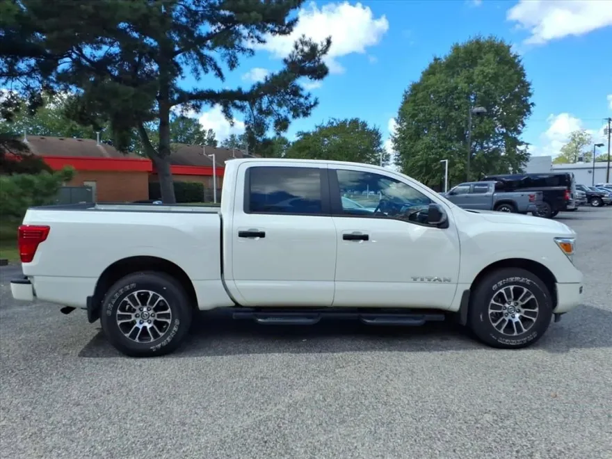 2022 Nissan Titan SV photo 1