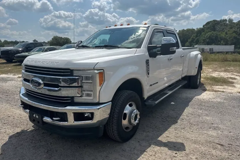 2017 Ford F-350 Lariat photo 1