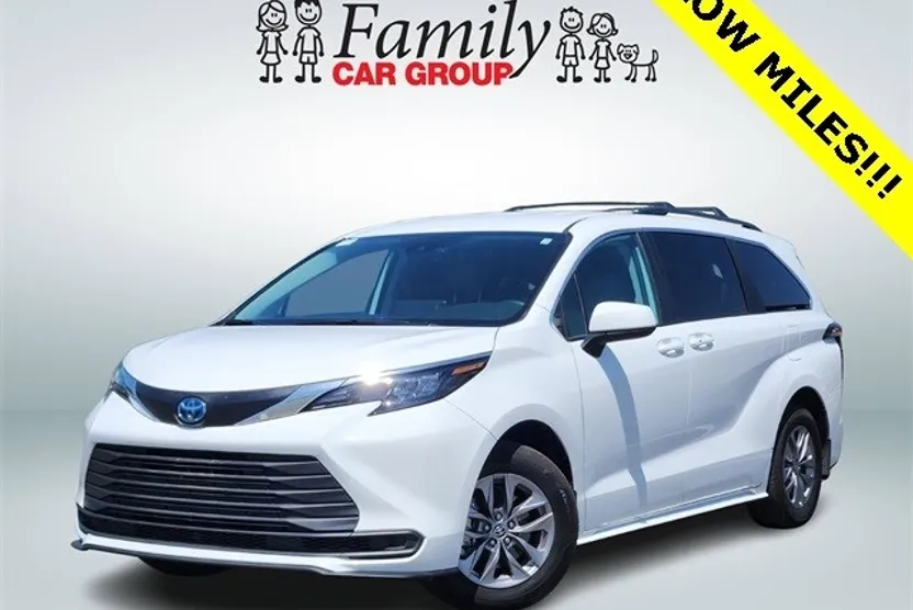 2024 Toyota Sienna LE photo 1
