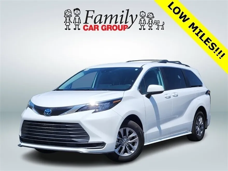 2024 Toyota Sienna LE photo 1