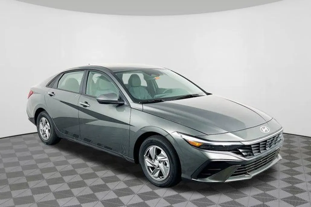 2025 Hyundai Elantra SE photo 1