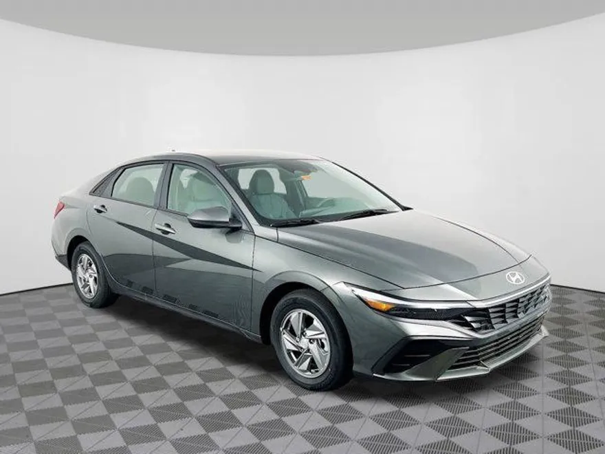 2025 Hyundai Elantra SE photo 1