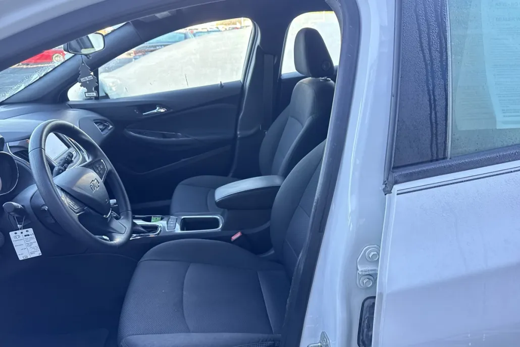 2019 Chevrolet Cruze LT photo 1