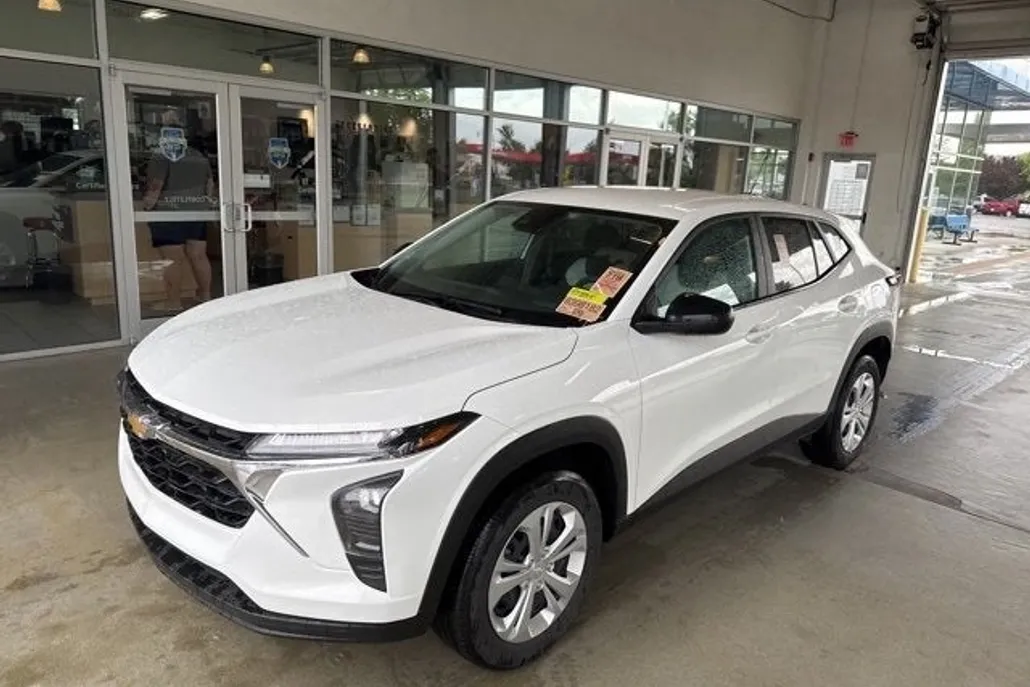 2025 Chevrolet Trax LS photo 1