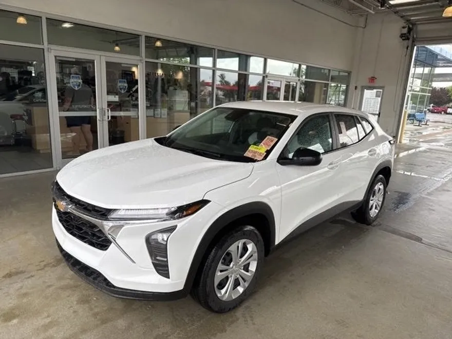 2025 Chevrolet Trax LS photo 1