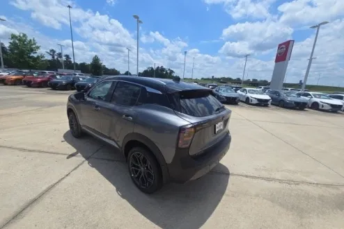 2025 Nissan Kicks SR photo 3