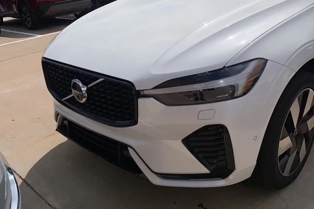 2025 Volvo XC60 T8 Plus photo 1