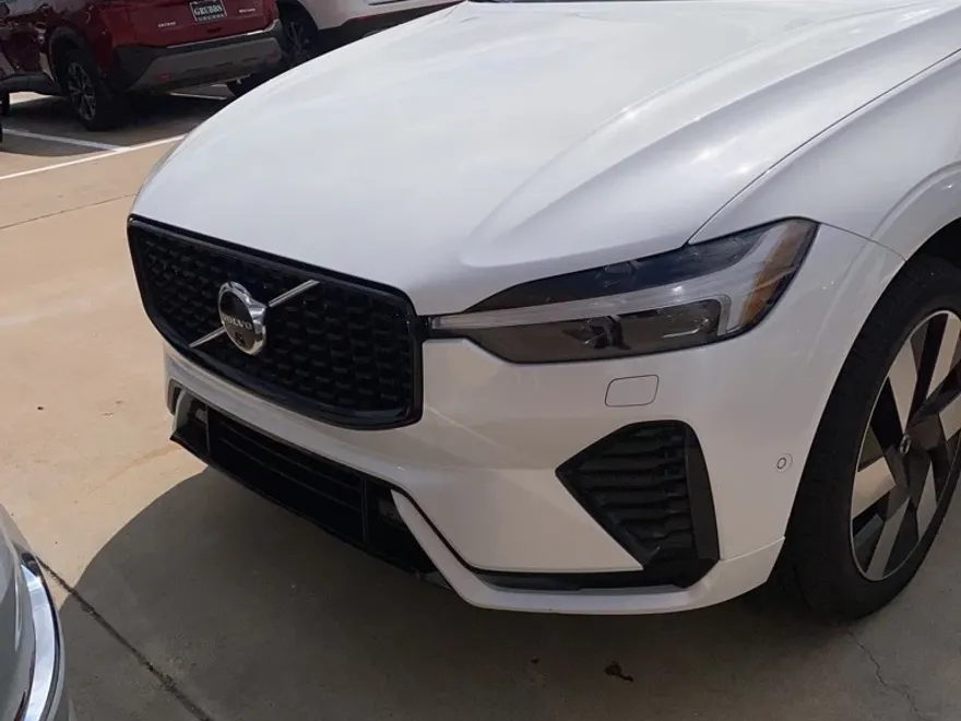 2025 Volvo XC60 T8 Plus photo 1