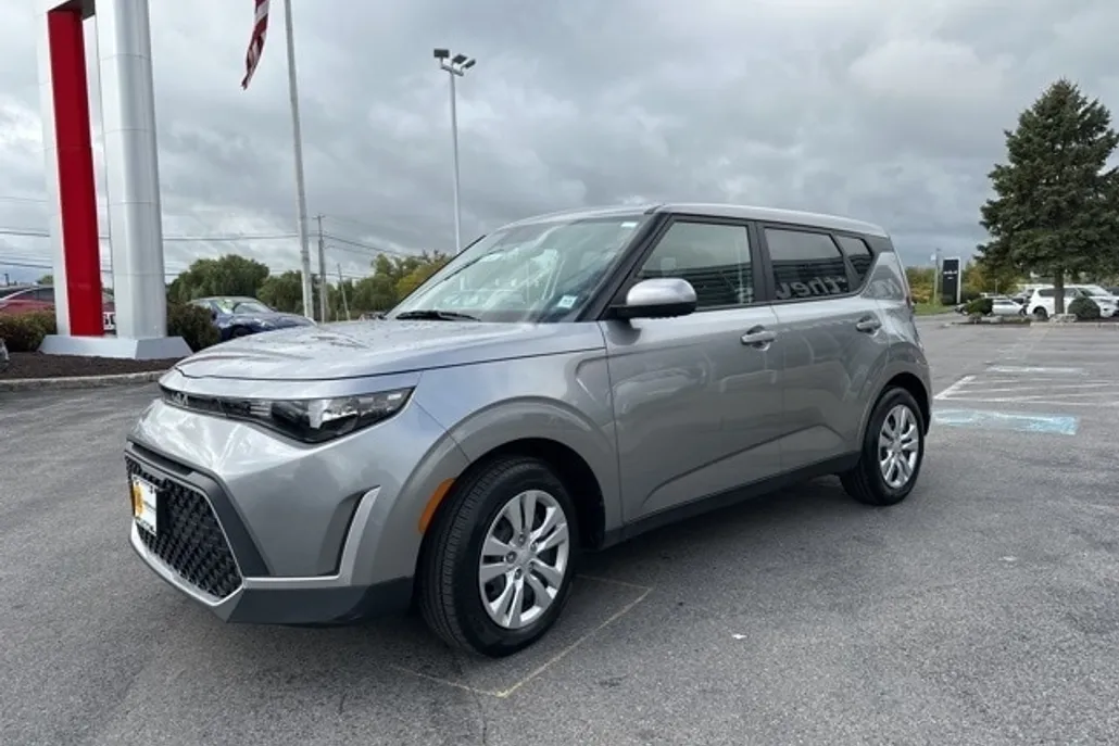 2023 Kia Soul LX photo 1