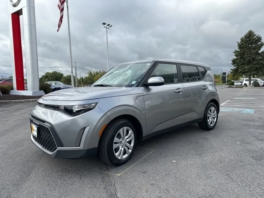 2023 Kia Soul LX photo 1