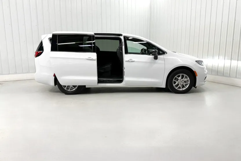 2025 Chrysler Pacifica photo 1