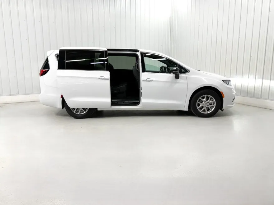 2025 Chrysler Pacifica photo 1