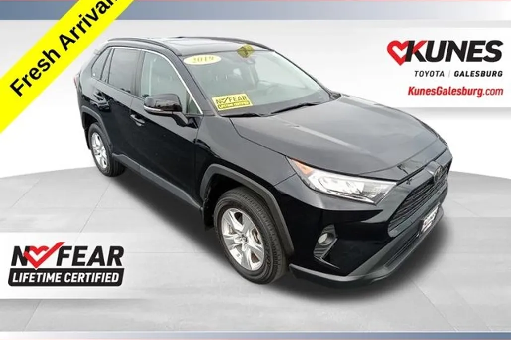 2019 Toyota RAV4 XLE photo 1