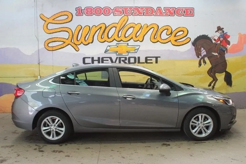 2018 Chevrolet Cruze LT photo 1