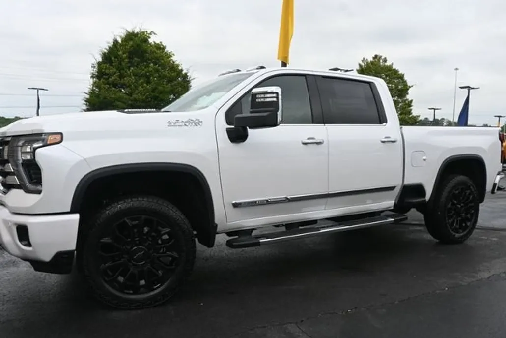 2025 Chevrolet Silverado 2500HD High Country photo 1