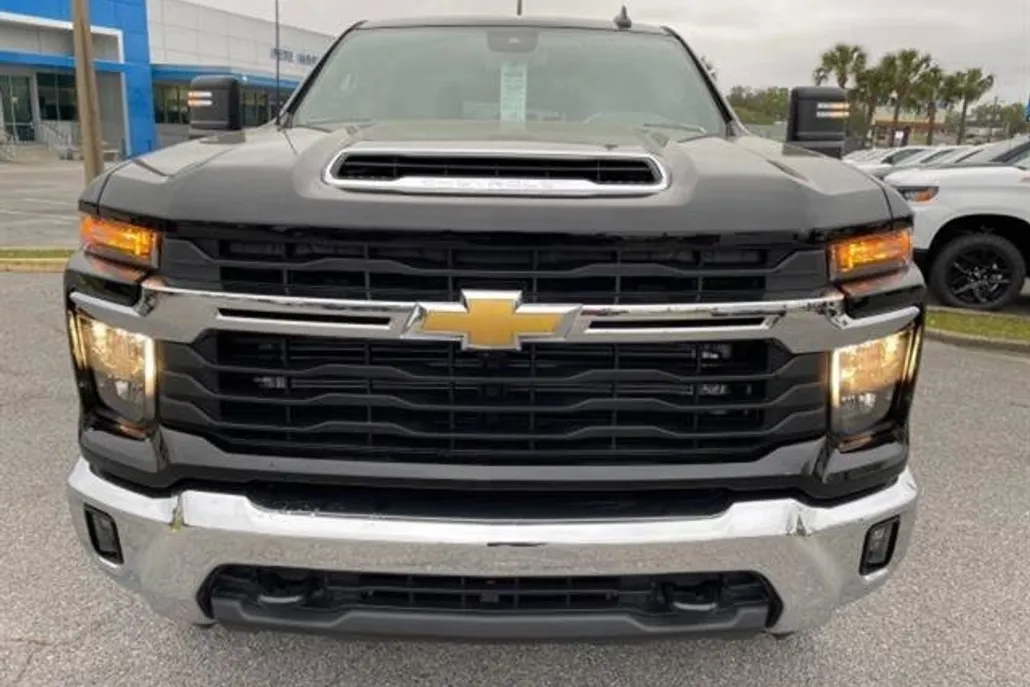 2024 Chevrolet Silverado 2500HD LT photo 1