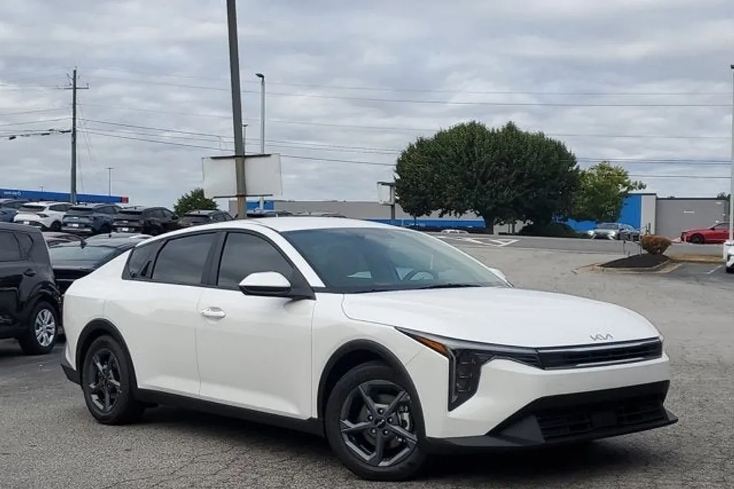 2025 Kia K4 LXS photo 1