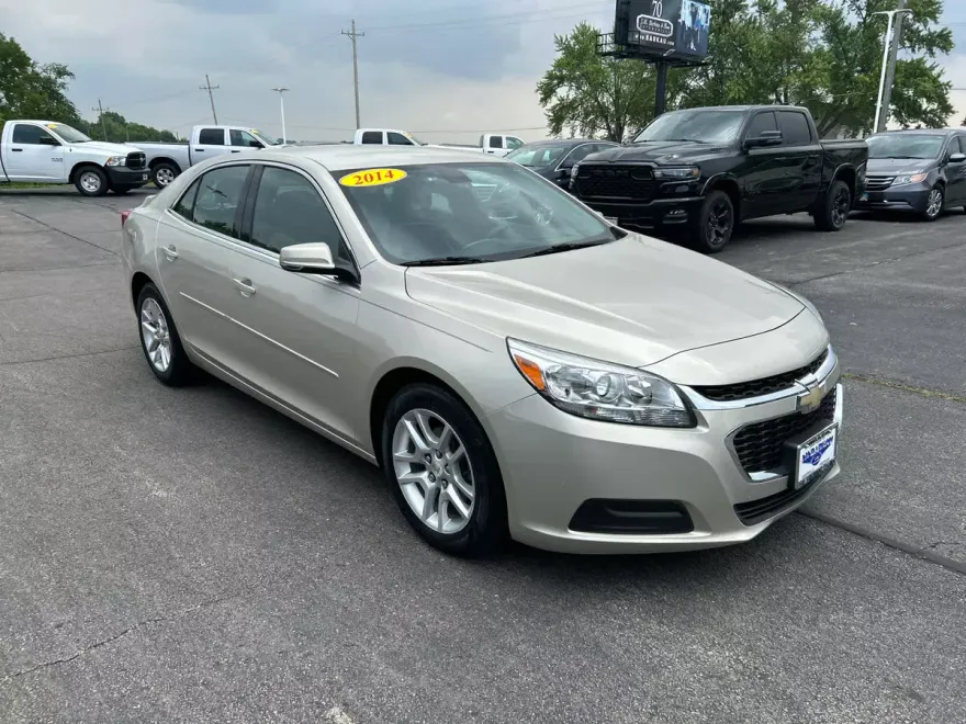 2014 Chevrolet Malibu 1LT photo 1