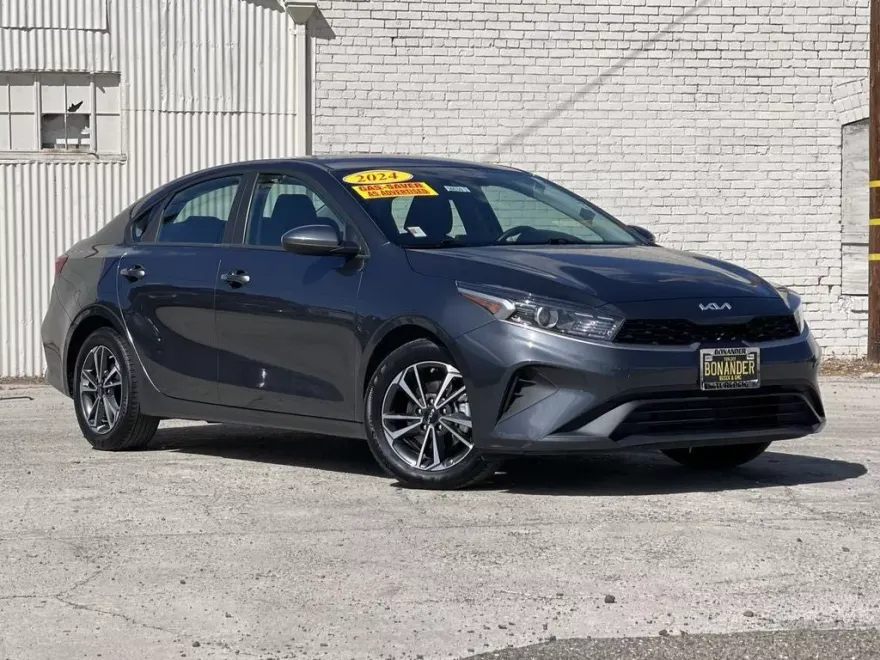 2024 Kia Forte LXS photo 1