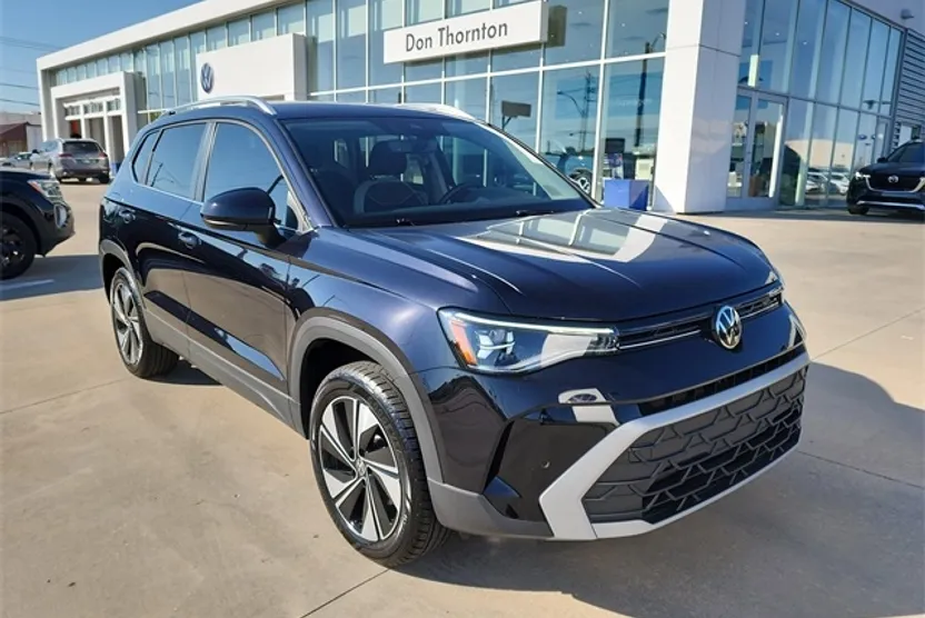 2025 Volkswagen Taos SE photo 1
