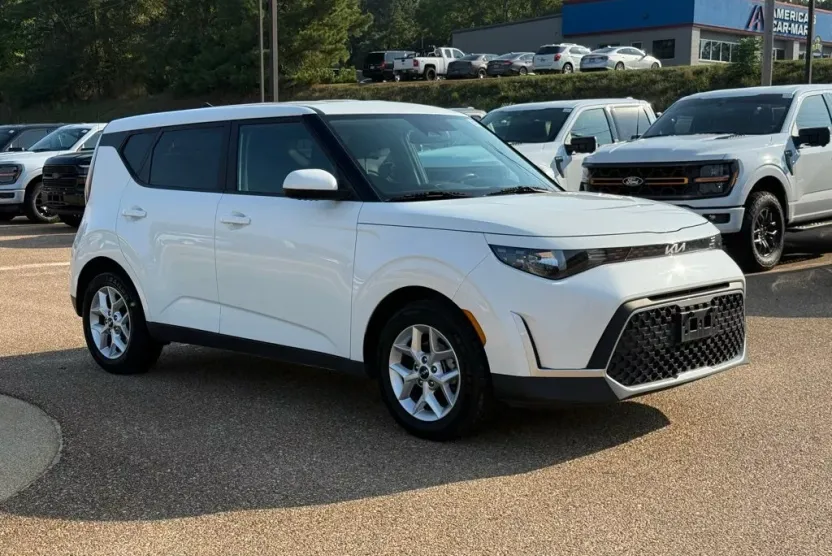 2023 Kia Soul LX photo 1