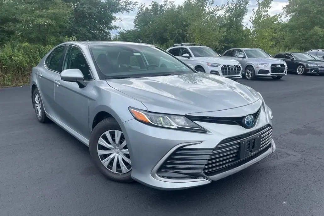 2023 Toyota Camry Hybrid LE photo 1