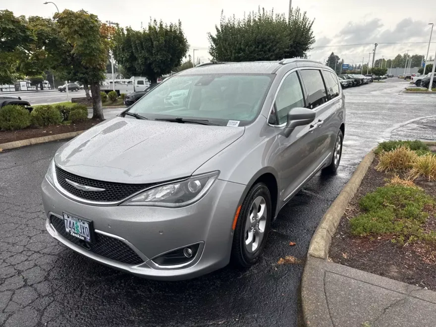 2017 Chrysler Pacifica Touring Plus photo 1