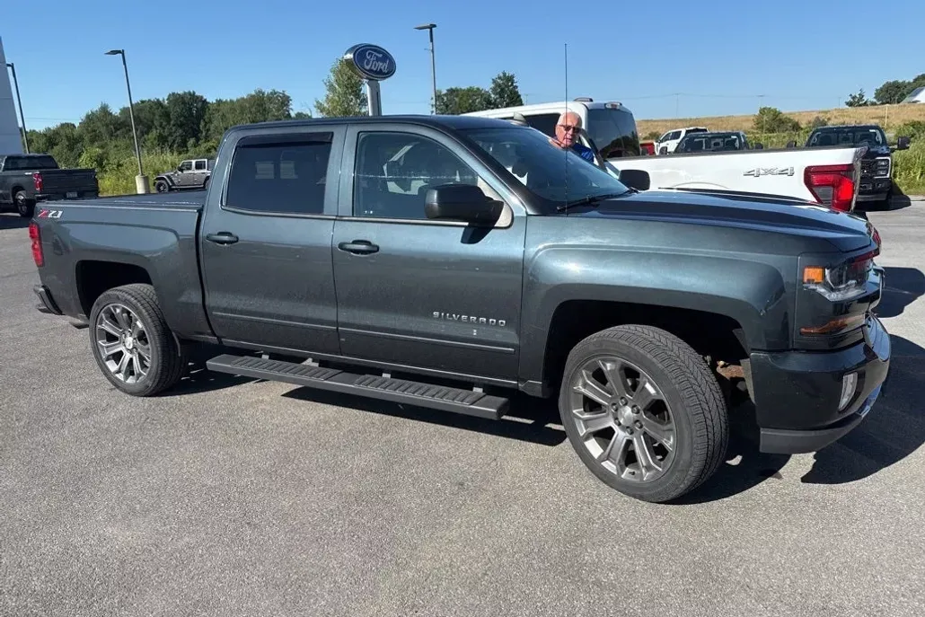 2018 Chevrolet Silverado 1500 LT2 photo 1