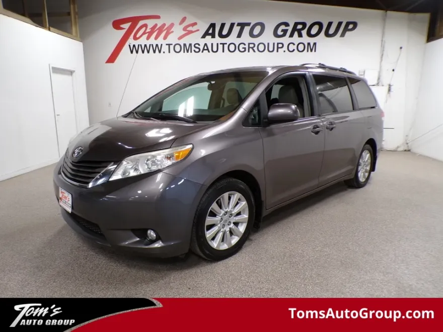 2011 Toyota Sienna XLE photo 1