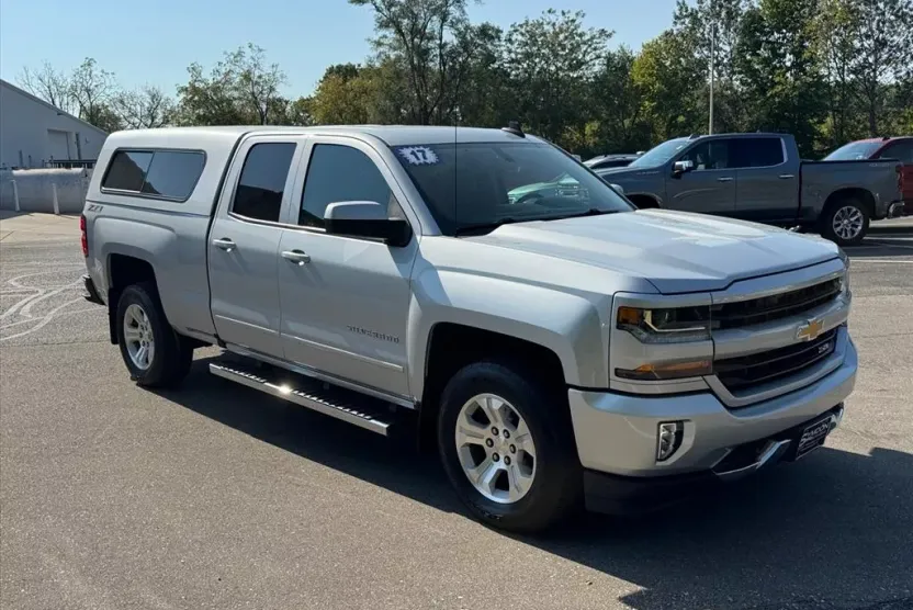 2017 Chevrolet Silverado 1500 LT photo 1
