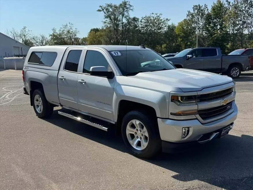2017 Chevrolet Silverado 1500 LT photo 1