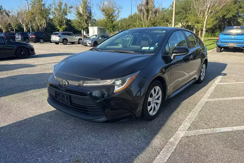 2024 Toyota Corolla LE photo 1