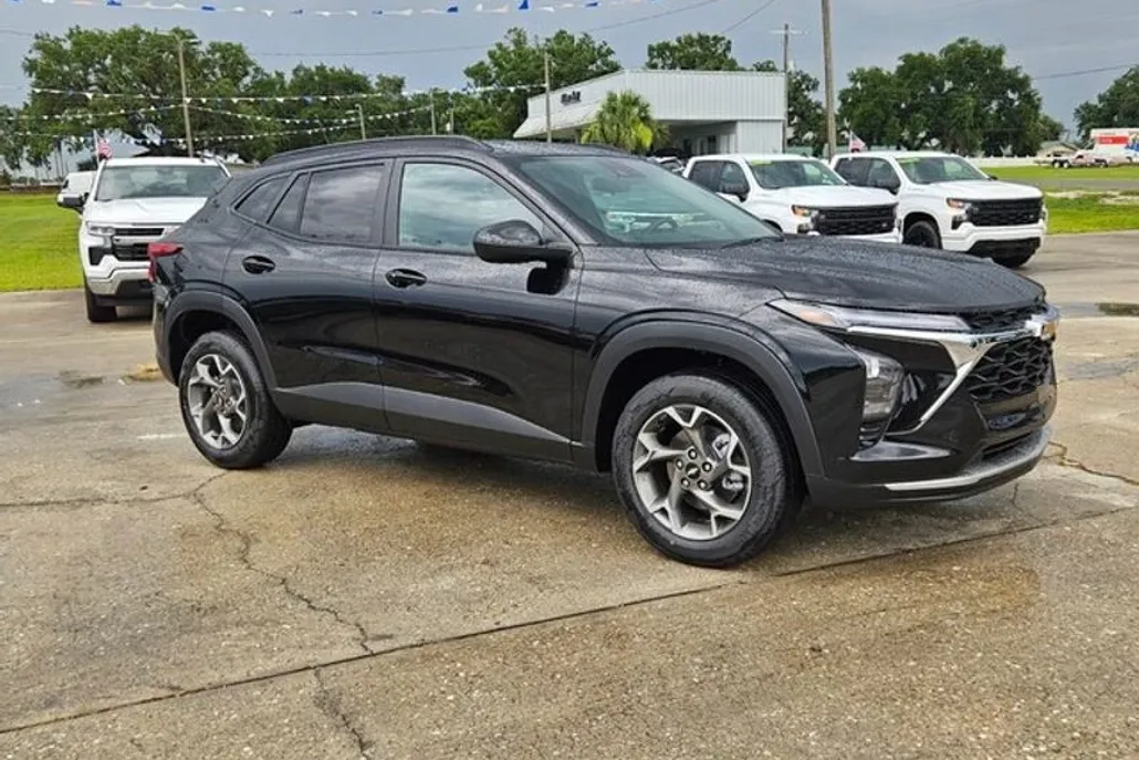 2025 Chevrolet Trax LT photo 1