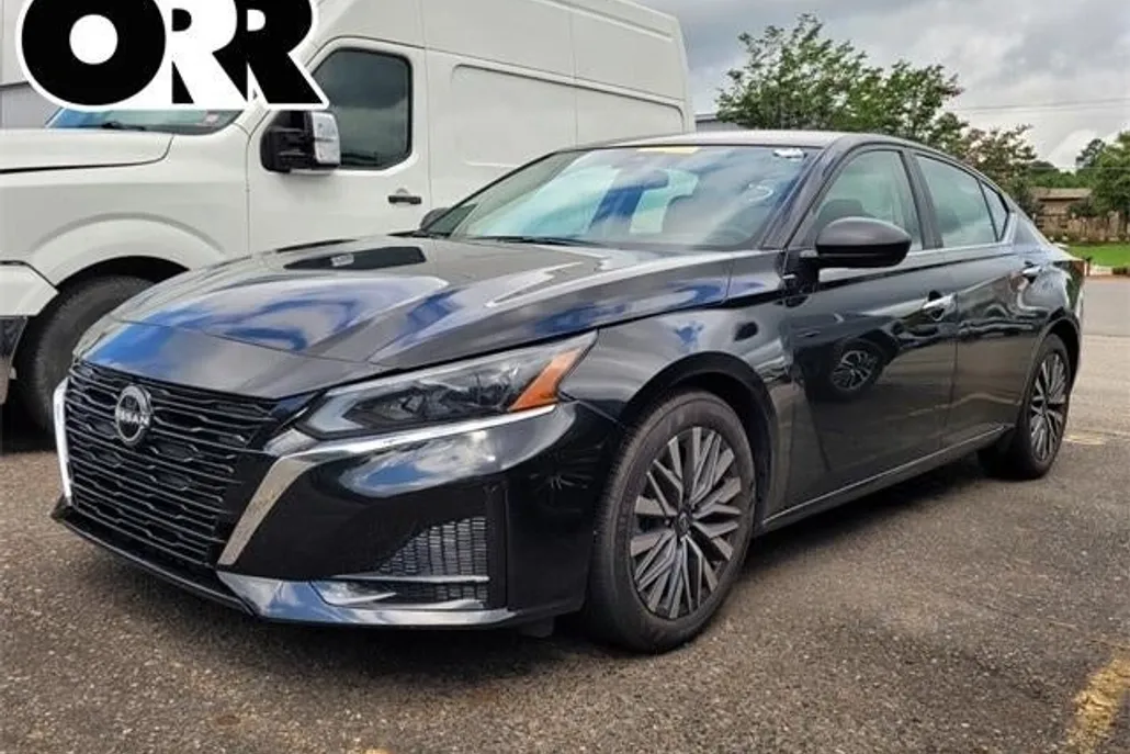 2024 Nissan Altima 2.5 SV photo 1